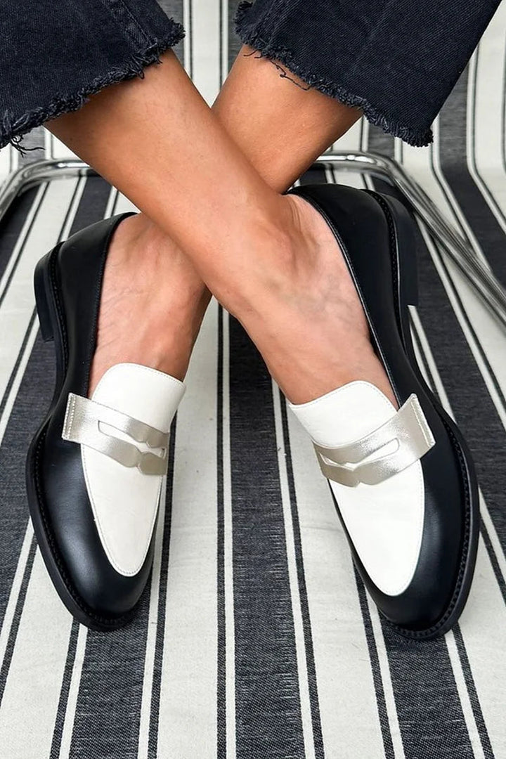 Monochromatické klasické loafers