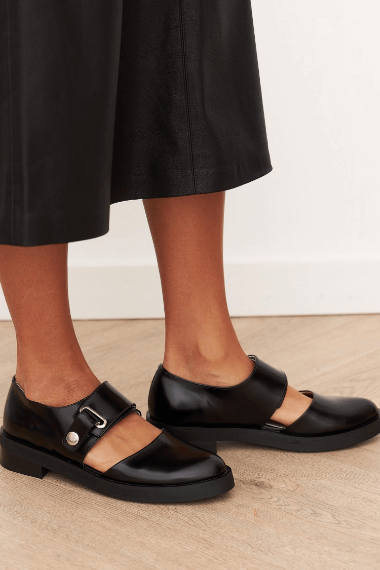 Černé loafers s přezkou